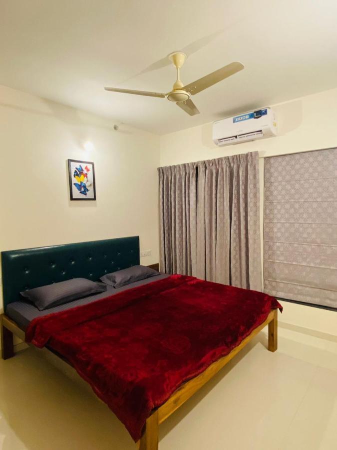 Royal Nest - 2 Bhk Service Appt Apartment Pune